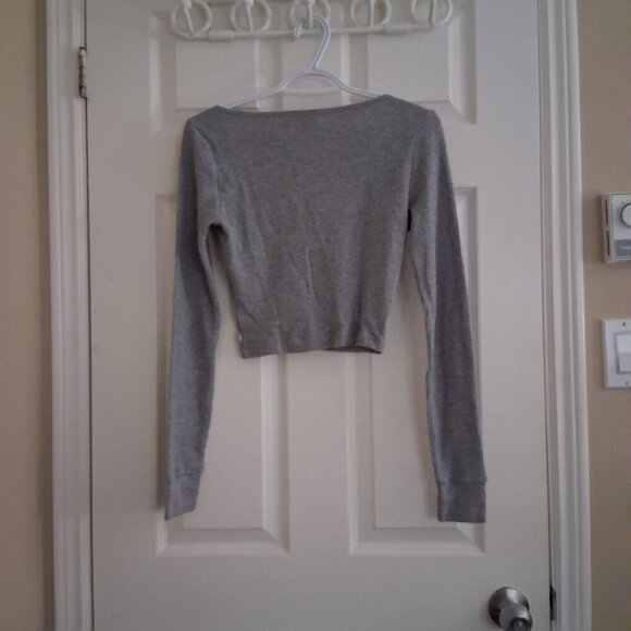 Aritzia TNA Women's Size S Gray Waffle Scoopneck Notch Longsleeve Cropped Shirt - Picture 3 of 12